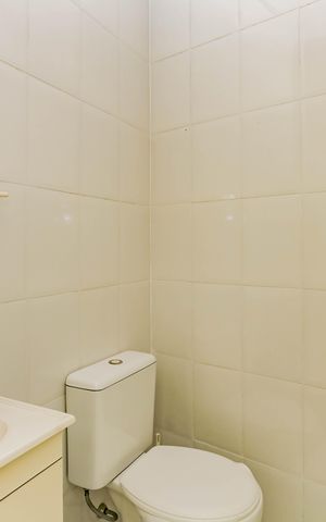 Casa de condomínio à venda com 245m², 4 quartos e 4 vagas Casa de condomínio à venda com 245m², 4 quartos e 4 vagasBanheiro de serviço