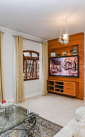 Casa de condomínio à venda com 245m², 4 quartos e 4 vagas Casa de condomínio à venda com 245m², 4 quartos e 4 vagasSala