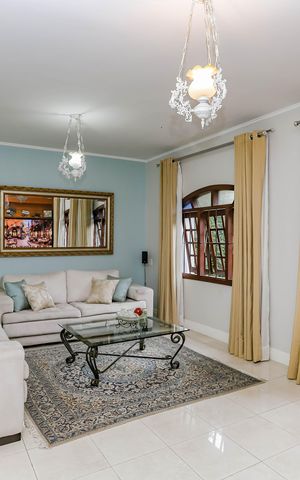 Casa de condomínio à venda com 245m², 4 quartos e 4 vagas Casa de condomínio à venda com 245m², 4 quartos e 4 vagasSala