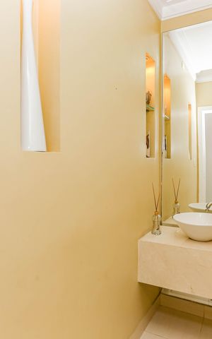 Casa de condomínio à venda com 245m², 4 quartos e 4 vagas Casa de condomínio à venda com 245m², 4 quartos e 4 vagasLavabo