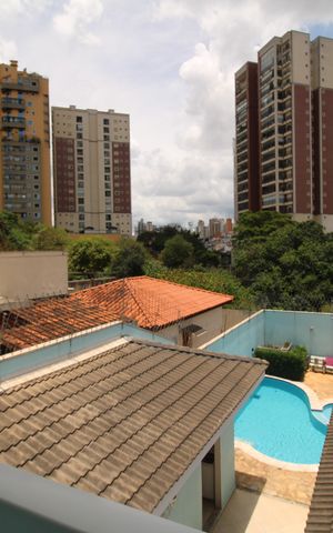 Casa à venda com 373m², 6 quartos e 4 vagasQuarto 1 - Varanda