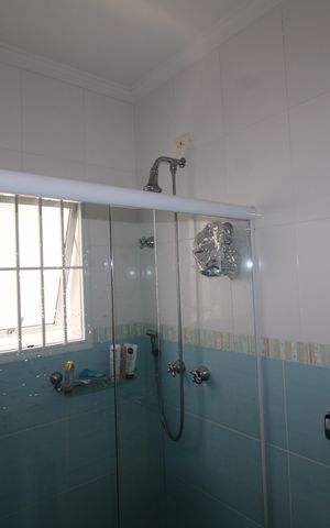 Casa à venda com 373m², 6 quartos e 4 vagasQuarto 4 - Banheiro