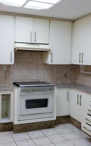 Casa à venda com 180m², 3 quartos e 2 vagas Casa à venda com 180m², 3 quartos e 2 vagasCozinha