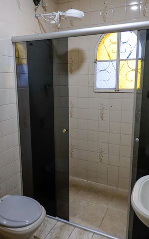 Casa à venda com 180m², 3 quartos e 2 vagas Casa à venda com 180m², 3 quartos e 2 vagasBanheiro