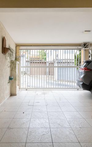Casa à venda com 300m², 4 quartos e 3 vagas Casa à venda com 300m², 4 quartos e 3 vagasGaragem Principal