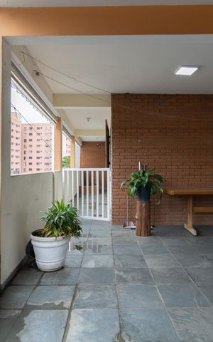 Casa à venda com 300m², 4 quartos e 3 vagas Casa à venda com 300m², 4 quartos e 3 vagasVaranda