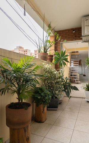 Casa à venda com 300m², 4 quartos e 3 vagas Casa à venda com 300m², 4 quartos e 3 vagasCorredor Lateral