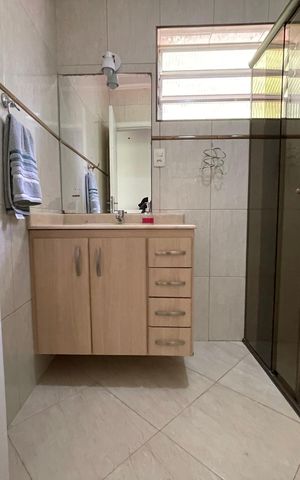 Casa à venda com 122m², 3 quartos e 2 vagas Casa à venda com 122m², 3 quartos e 2 vagasBanheiro 1