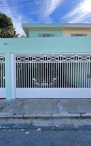 Casa à venda com 122m², 3 quartos e 2 vagas Casa à venda com 122m², 3 quartos e 2 vagasFachada