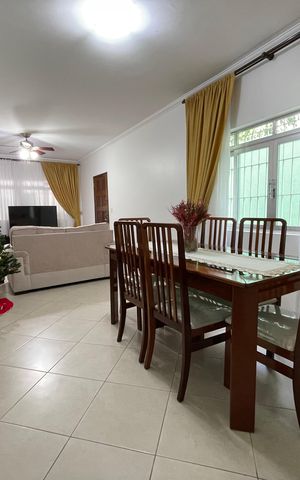 Casa à venda com 122m², 3 quartos e 2 vagas Casa à venda com 122m², 3 quartos e 2 vagasSala