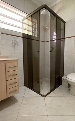 Casa à venda com 122m², 3 quartos e 2 vagas Casa à venda com 122m², 3 quartos e 2 vagasBanheiro 1