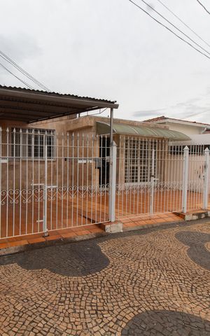 Casa para alugar com 300m², 3 quartos e 3 vagas Casa para alugar com 300m², 3 quartos e 3 vagasFACHADA