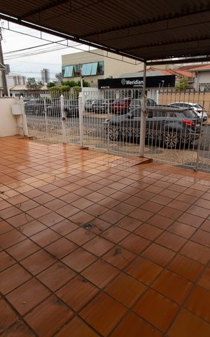 Casa para alugar com 300m², 3 quartos e 3 vagas Casa para alugar com 300m², 3 quartos e 3 vagasÁREA EXTERNA FRENTE