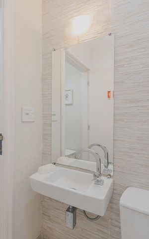 Casa à venda com 200m², 3 quartos e 2 vagas Casa à venda com 200m², 3 quartos e 2 vagasLavabo