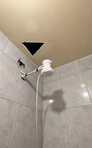 Casa à venda com 187m², 4 quartos e 2 vagas Casa à venda com 187m², 4 quartos e 2 vagasBanheiro casa 1
