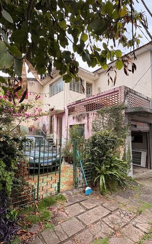 Casa à venda com 187m², 4 quartos e 2 vagas Casa à venda com 187m², 4 quartos e 2 vagasFachada + plaquinha