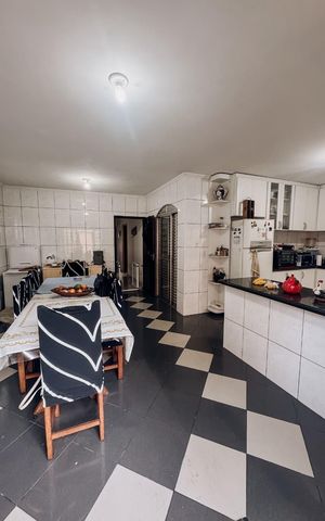 Casa à venda com 220m², 5 quartos e 4 vagas