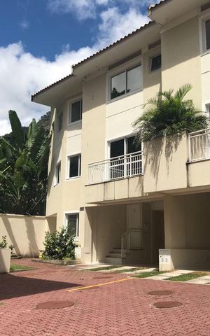 Casa de condomínio à venda com 135m², 2 quartos e 2 vagas Casa de condomínio à venda com 135m², 2 quartos e 2 vagasFachada