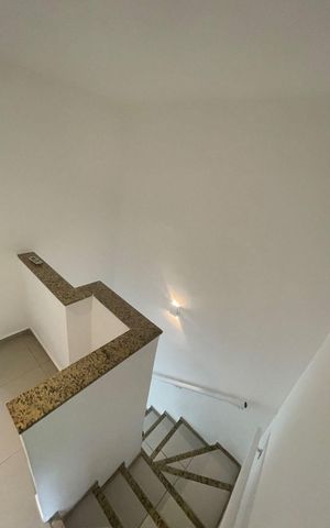 Casa de condomínio à venda com 135m², 2 quartos e 2 vagas Casa de condomínio à venda com 135m², 2 quartos e 2 vagasEscada