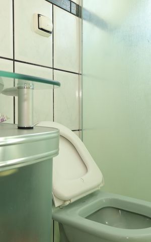 Casa à venda com 150m², 4 quartos e 2 vagasBanheiro 1