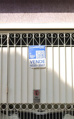 Casa à venda com 150m², 4 quartos e 2 vagasPlaca instalada no portão - Código da placa: ZNHJ-1312
