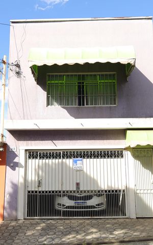 Casa à venda com 150m², 4 quartos e 2 vagasFachada do imóvel - Placa instalada no portão - Código da placa: ZNHJ-1312