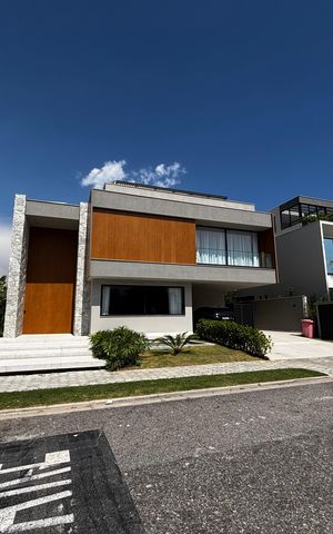 Casa de condomínio à venda com 1500m², 5 quartos e 3 vagas Casa de condomínio à venda com 1500m², 5 quartos e 3 vagasFachada