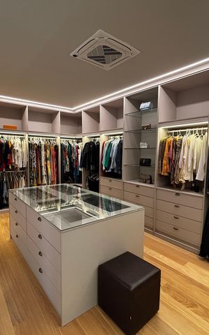 Casa de condomínio à venda com 1500m², 5 quartos e 3 vagas Casa de condomínio à venda com 1500m², 5 quartos e 3 vagasCloset da suíte 4