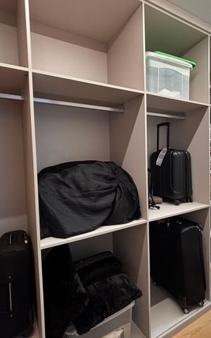 Casa de condomínio à venda com 1500m², 5 quartos e 3 vagas Casa de condomínio à venda com 1500m², 5 quartos e 3 vagasCloset da suíte 2