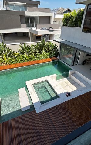 Casa de condomínio à venda com 1500m², 5 quartos e 3 vagas Casa de condomínio à venda com 1500m², 5 quartos e 3 vagasVista