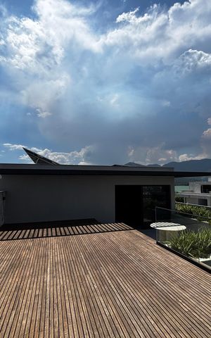 Casa de condomínio à venda com 1500m², 5 quartos e 3 vagas Casa de condomínio à venda com 1500m², 5 quartos e 3 vagasVaranda