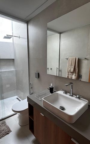 Casa de condomínio à venda com 1500m², 5 quartos e 3 vagas Casa de condomínio à venda com 1500m², 5 quartos e 3 vagasBanheiro da Suíte 2