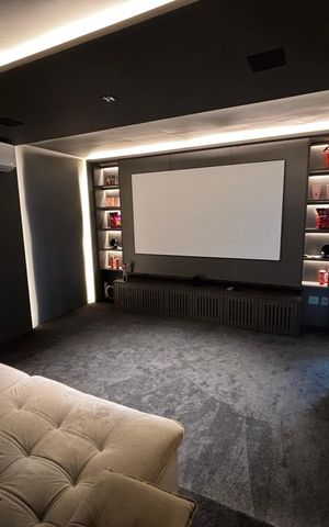 Casa de condomínio à venda com 1500m², 5 quartos e 3 vagas Casa de condomínio à venda com 1500m², 5 quartos e 3 vagasSala de cinema
