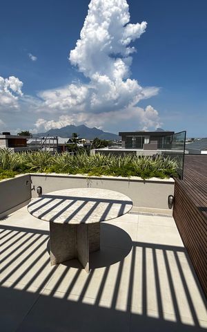 Casa de condomínio à venda com 1500m², 5 quartos e 3 vagas Casa de condomínio à venda com 1500m², 5 quartos e 3 vagasVaranda