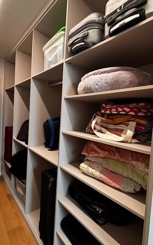 Casa de condomínio à venda com 1500m², 5 quartos e 3 vagas Casa de condomínio à venda com 1500m², 5 quartos e 3 vagasCloset da suíte 2