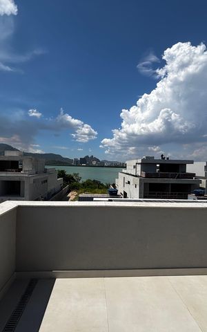Casa de condomínio à venda com 1500m², 5 quartos e 3 vagas Casa de condomínio à venda com 1500m², 5 quartos e 3 vagasVaranda