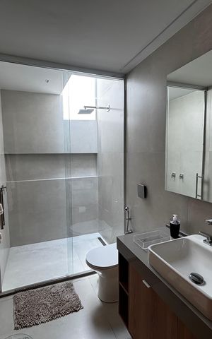 Casa de condomínio à venda com 1500m², 5 quartos e 3 vagas Casa de condomínio à venda com 1500m², 5 quartos e 3 vagasBanheiro da Suíte 2