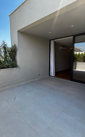 Casa de condomínio à venda com 1500m², 5 quartos e 3 vagas Casa de condomínio à venda com 1500m², 5 quartos e 3 vagasVaranda da Suíte 4