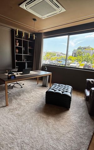 Casa de condomínio à venda com 1500m², 5 quartos e 3 vagas Casa de condomínio à venda com 1500m², 5 quartos e 3 vagasEscritório