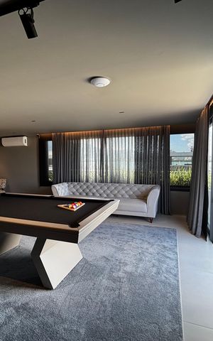 Casa de condomínio à venda com 1500m², 5 quartos e 3 vagas Casa de condomínio à venda com 1500m², 5 quartos e 3 vagasSalão de jogos