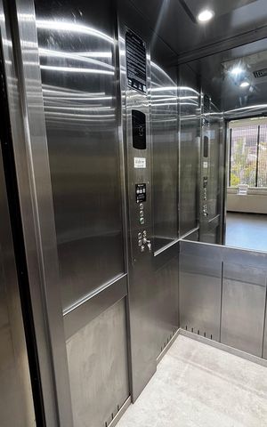 Casa de condomínio à venda com 1500m², 5 quartos e 3 vagas Casa de condomínio à venda com 1500m², 5 quartos e 3 vagasElevador