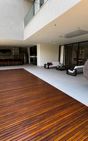 Casa de condomínio à venda com 1500m², 5 quartos e 3 vagas Casa de condomínio à venda com 1500m², 5 quartos e 3 vagasÁrea externa