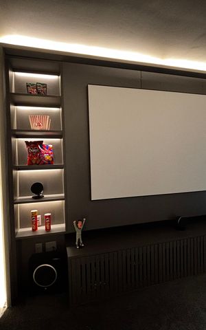 Casa de condomínio à venda com 1500m², 5 quartos e 3 vagas Casa de condomínio à venda com 1500m², 5 quartos e 3 vagasSala de cinema