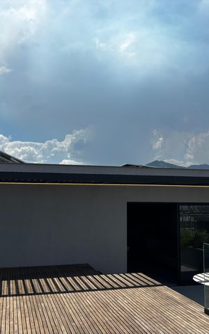 Casa de condomínio à venda com 1500m², 5 quartos e 3 vagas Casa de condomínio à venda com 1500m², 5 quartos e 3 vagasVaranda