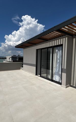 Casa de condomínio à venda com 1500m², 5 quartos e 3 vagas Casa de condomínio à venda com 1500m², 5 quartos e 3 vagasVaranda