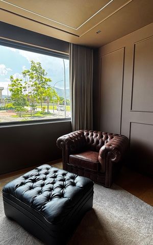 Casa de condomínio à venda com 1500m², 5 quartos e 3 vagas Casa de condomínio à venda com 1500m², 5 quartos e 3 vagasEscritório