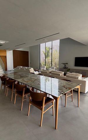 Casa de condomínio à venda com 1500m², 5 quartos e 3 vagas Casa de condomínio à venda com 1500m², 5 quartos e 3 vagasSala