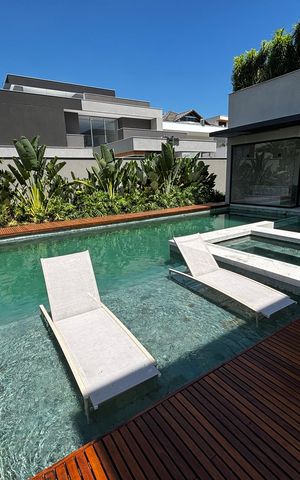 Casa de condomínio à venda com 1500m², 5 quartos e 3 vagas Casa de condomínio à venda com 1500m², 5 quartos e 3 vagasPiscina