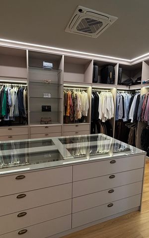 Casa de condomínio à venda com 1500m², 5 quartos e 3 vagas Casa de condomínio à venda com 1500m², 5 quartos e 3 vagasCloset da suíte 4
