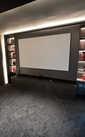 Casa de condomínio à venda com 1500m², 5 quartos e 3 vagas Casa de condomínio à venda com 1500m², 5 quartos e 3 vagasSala de cinema